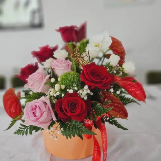 Aranjamente de flori în cutii sau coșuri